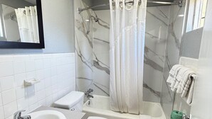 Bathroom - Budget Inn Port Lavaca (Port Lavaca)