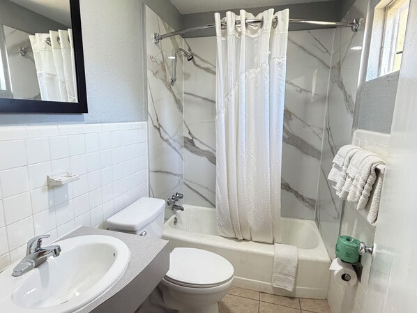 Bathroom - Budget Inn Port Lavaca (Port Lavaca)