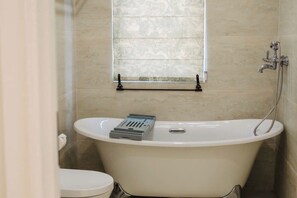 Buồng tắm vòi sen, đồ dùng nhà tắm miễn phí, máy sấy tóc