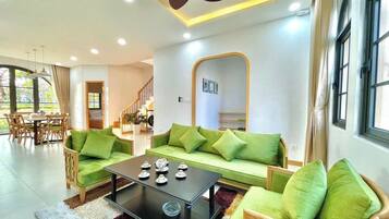 65-Zoll-Smart-TV mit Digitalempfang, Bücher