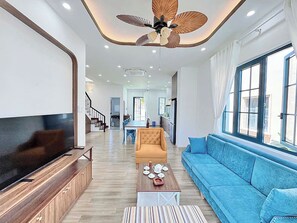 65-Zoll-Smart-TV mit Digitalempfang, Bücher