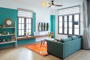 65-Zoll-Smart-TV mit Digitalempfang, Bücher