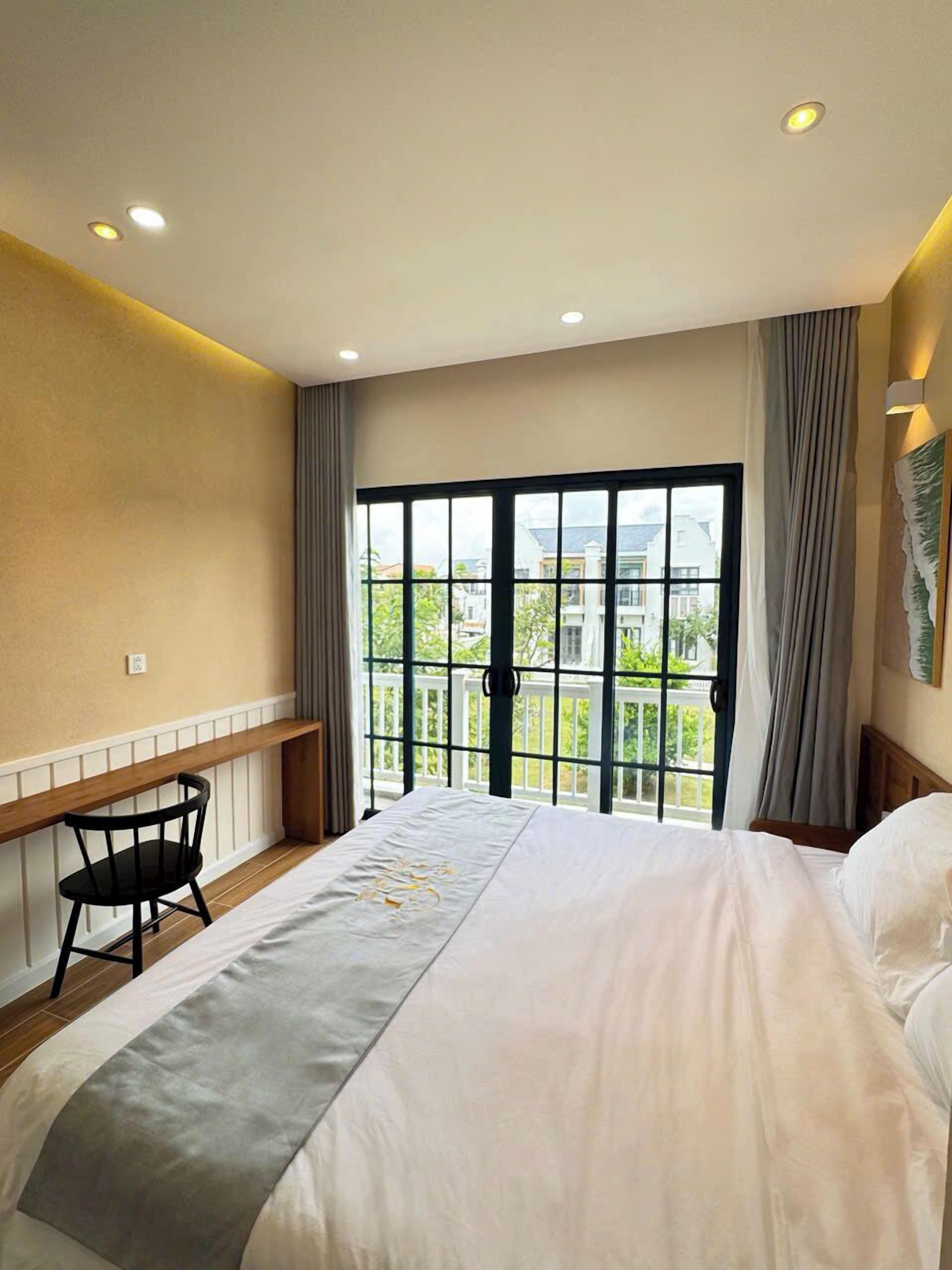 Roupas de cama premium, frigobar, escrivaninha