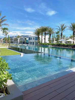 2 piscinas externas