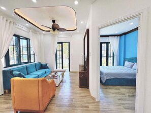 65-Zoll-Smart-TV mit Digitalempfang, Bücher