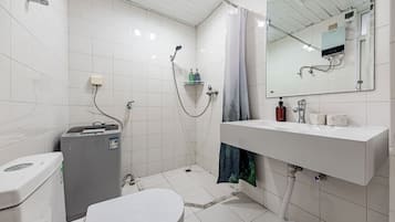 Rom – comfort | Bad | Dusj, toalettartikler (inkludert), håndklær og sjampo