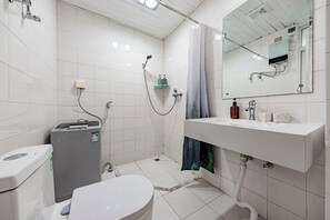 Comfort kamer | Badkamer | Een douche, gratis toiletartikelen, handdoeken, shampoo