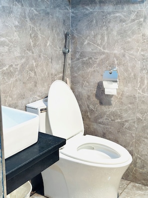 Quarto quádruplo conforto, 2 camas Queen, vista para a cidade | Wi-Fi de cortesia