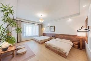Phòng 4 tiện nghi đơn giản, 2 giường cỡ queen, quang cảnh thành phố | Truy cập Internet không dây miễn phí