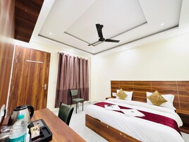 Habitación doble superior | Escritorio, sistema de insonorización, wifi gratis