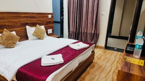 Standard Double Room | Desk, soundproofing, free WiFi - Hotel Hitam (Rishikesh)