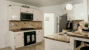 Microondas, horno, placa de cocina y lavavajillas