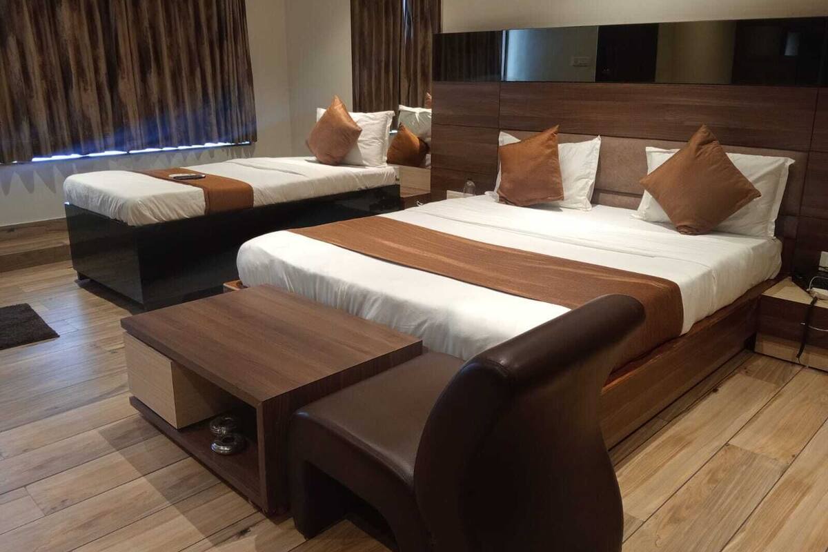 Habitación familiar con 1 cama matrimonial o 2 individuales, vista a la ciudad | Tabla de planchar con plancha y wifi gratis