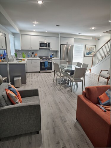 Prime Hollywood 4BR Suite Stay Near Paramount: Free Parking