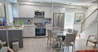 Prime Hollywood 4BR Suite Stay Near Paramount: Free Parking