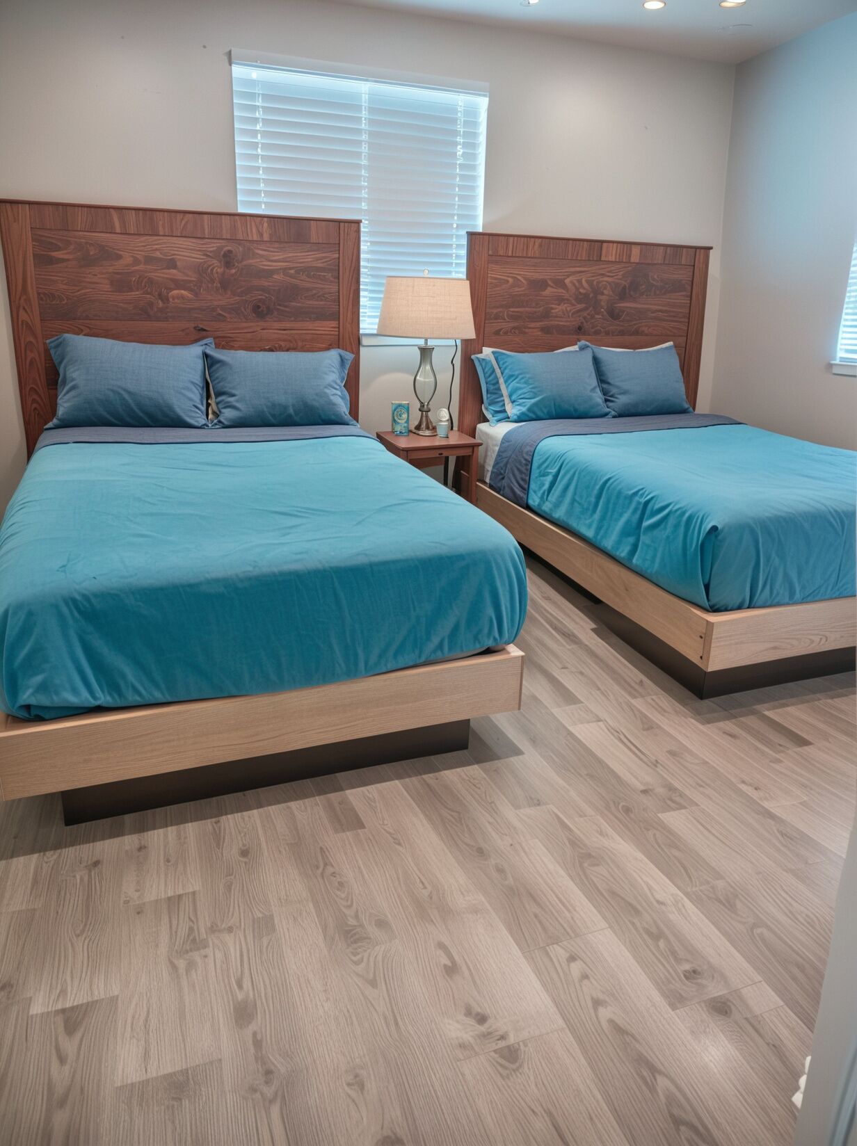 Une chambre avec deux lits, des têtes de lit en bois et une table de chevet avec une lampe.