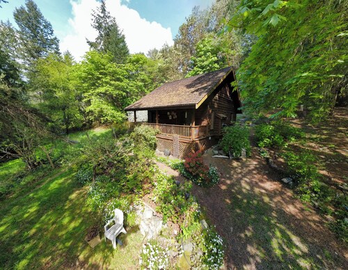 Gorgeous cottage retreat offers the blend of rural tranquility & modern comfort