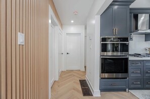 Private kitchen - Peaceful 2-bdrm Escape in a Prime Brampton Location (Brampton)
