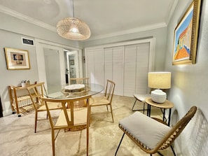 Dining - Key Biscayne Condo, 3 minute walk to the beach (Key Biscayne)