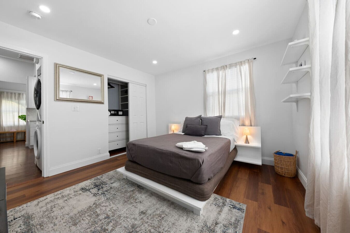 2 chambres, bureau, fer et planche à repasser, lit parapluie