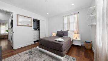 2 slaapkamers, een bureau, een strijkplank/strijkijzer, reisbedje