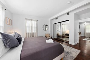 2 室のベッドルーム、デスク、アイロン / アイロン台、旅行用ベビーベッド