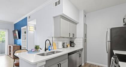 Lux 1BR | Pool, BBQ | Near Medical District & Nightlife | Gated Community