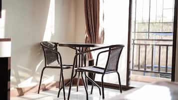 Standard Room, 1 Queen Bed, Non Smoking | Living area