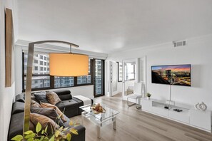 TV - Gorgeous Ocean View 3BD Condo in Beachfront Resort 907 (Miami Beach)