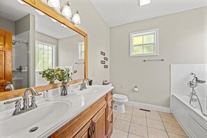 Whirlpool, Haartrockner, Handtücher, Seife