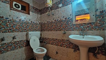 Shower, rainfall showerhead, free toiletries, slippers
