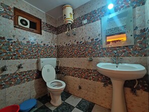 Shower, rainfall showerhead, free toiletries, slippers