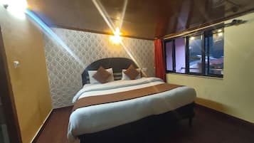 Deluxe Double Room, Multiple Beds | Hypo-allergenic bedding, in-room safe, desk, soundproofing