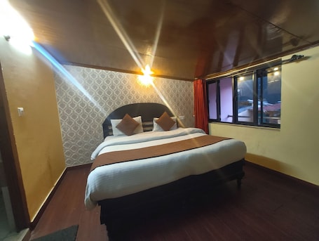 Ropa de cama hipoalergénica y caja de seguridad en la habitación