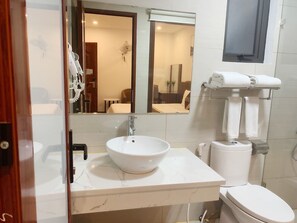 Basic Room | Bathroom | Shower, free toiletries, hair dryer, towels