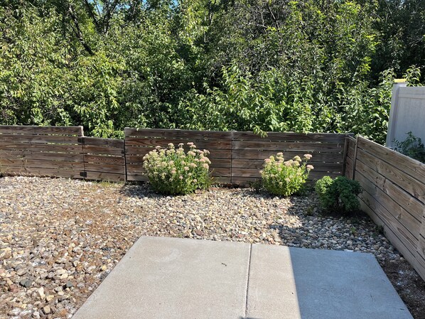 Property grounds - Amazing 2-bedroom ranch  house in Lincoln (Lincoln)