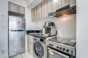 Full-size fridge, microwave, oven, stovetop