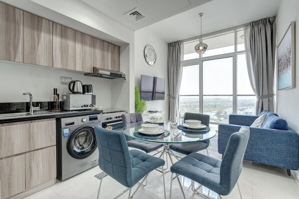 Appartement, balcon, vue golf | Restauration dans la chambre