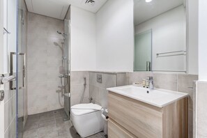 Shower, hair dryer, towels, soap - PVH - Golf Vita - 1BR (Dubai)