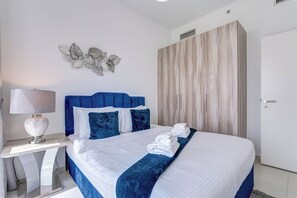 Appartement, balcon, vue golf | Coffres-forts dans les chambres, rideaux occultants