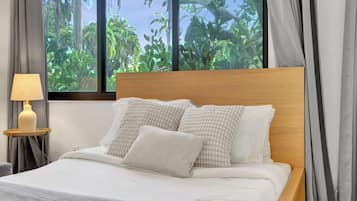 3 habitaciones, escritorio y tabla de planchar con plancha