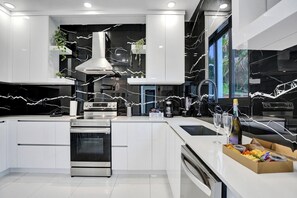 Frigorifero, microonde, forno, piano cottura