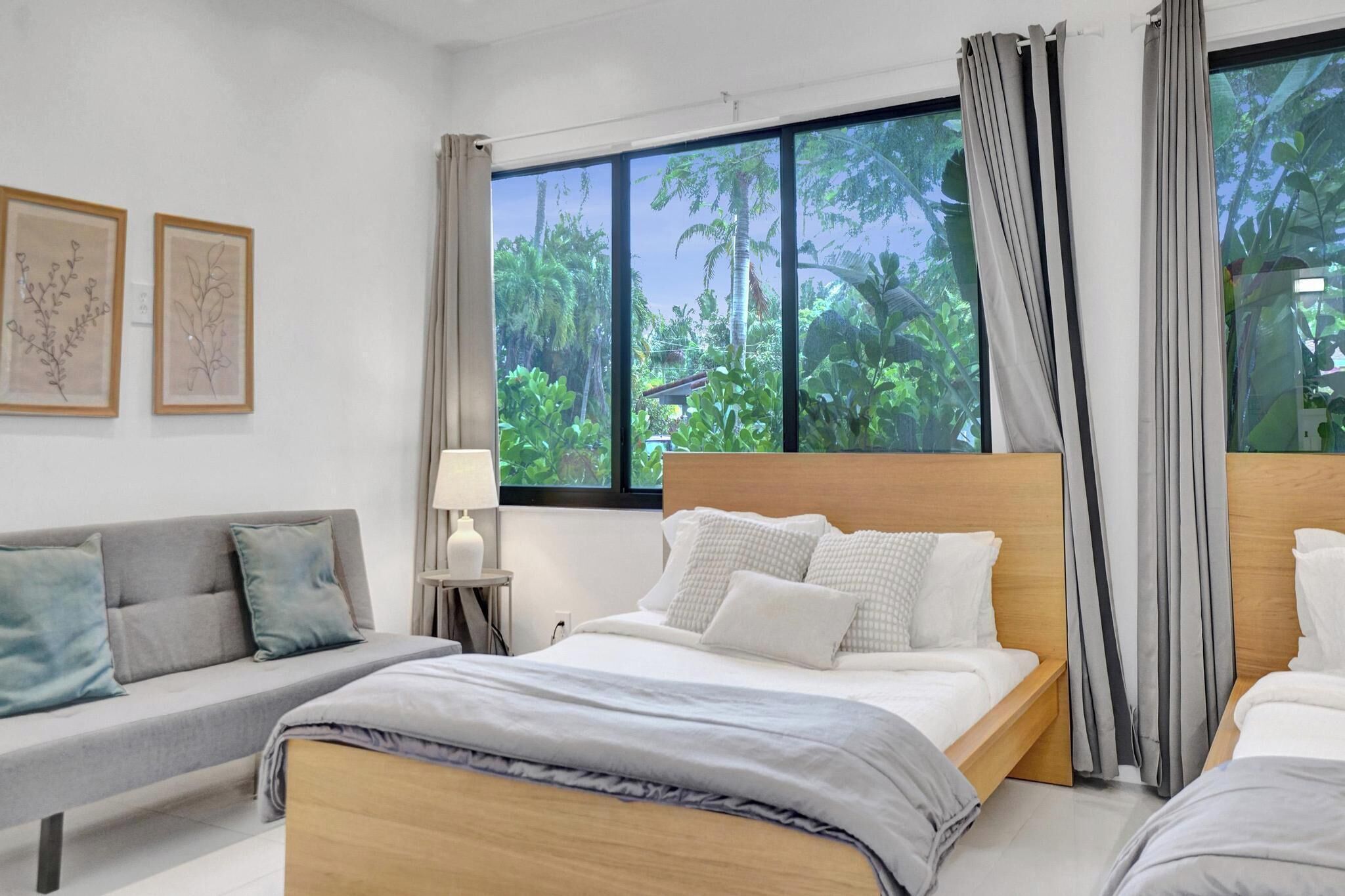 3 chambres, bureau, fer et planche à repasser, lit parapluie