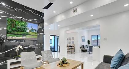 Palm Breeze Getaway . Close to Beach & Downtown
