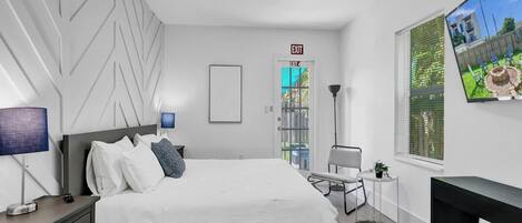 3 chambres, bureau, fer et planche à repasser, lit de bébé portatif