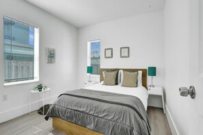 3 slaapkamers, een bureau, een strijkplank/strijkijzer, reisbedje