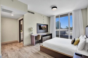 1 bedroom, iron/ironing board, travel crib, WiFi - New Luxury Beachfront Condo with Rooftop Pool (Hollywood)