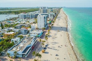 Beach nearby - New Luxury Beachfront Condo with Rooftop Pool (Hollywood)