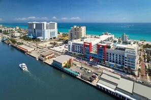 Exterior - New Luxury Beachfront Condo with Rooftop Pool (Hollywood)