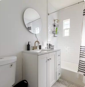 Een douche, een haardroger, handdoeken, zeep